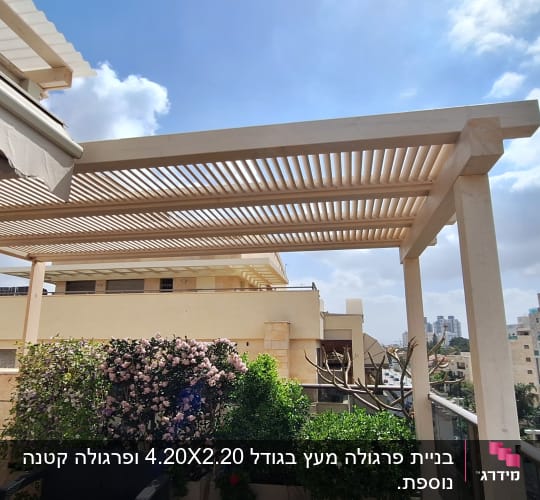 פרגולה מעץ עם צמחים מטפסים על מרפסת